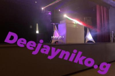 Miniature DJ Biganos (Gironde) - Deejayniko G #8 Un DJ mixant de la musique sur une table de mixage dans une salle éclairée par des lumières violettes.