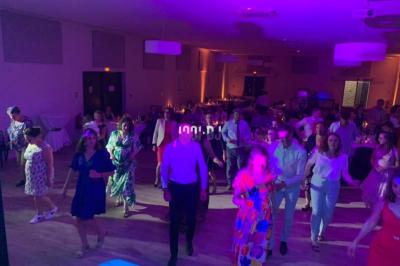 Miniature DJ Biganos (Gironde) - Deejayniko G #12 Un DJ mixant de la musique sur une table de mixage dans une salle éclairée par des lumières violettes.