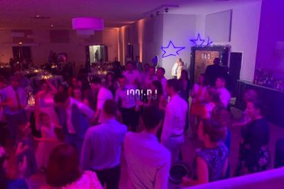 Miniature DJ Biganos (Gironde) - Deejayniko G #13 Un DJ mixant de la musique sur une table de mixage dans une salle éclairée par des lumières violettes.