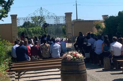 Miniature DJ Biganos (Gironde) - Deejayniko G #18 Un DJ mixant de la musique sur une table de mixage dans une salle éclairée par des lumières violettes.