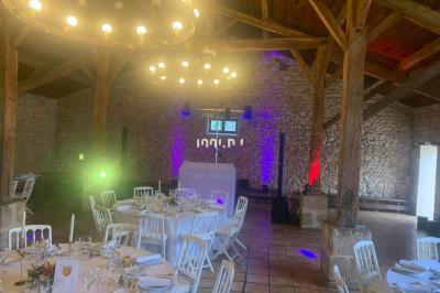 Miniature DJ Biganos (Gironde) - Deejayniko G #20 Un DJ mixant de la musique sur une table de mixage dans une salle éclairée par des lumières violettes.