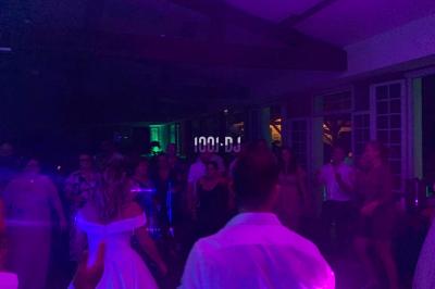 Miniature DJ Biganos (Gironde) - Deejayniko G #24 Un DJ mixant de la musique sur une table de mixage dans une salle éclairée par des lumières violettes.