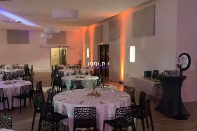 Miniature DJ Biganos (Gironde) - Deejayniko G #27 Un DJ mixant de la musique sur une table de mixage dans une salle éclairée par des lumières violettes.