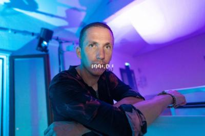 Miniature DJ Biganos (Gironde) - Deejayniko G #30 Un DJ mixant de la musique sur une table de mixage dans une salle éclairée par des lumières violettes.