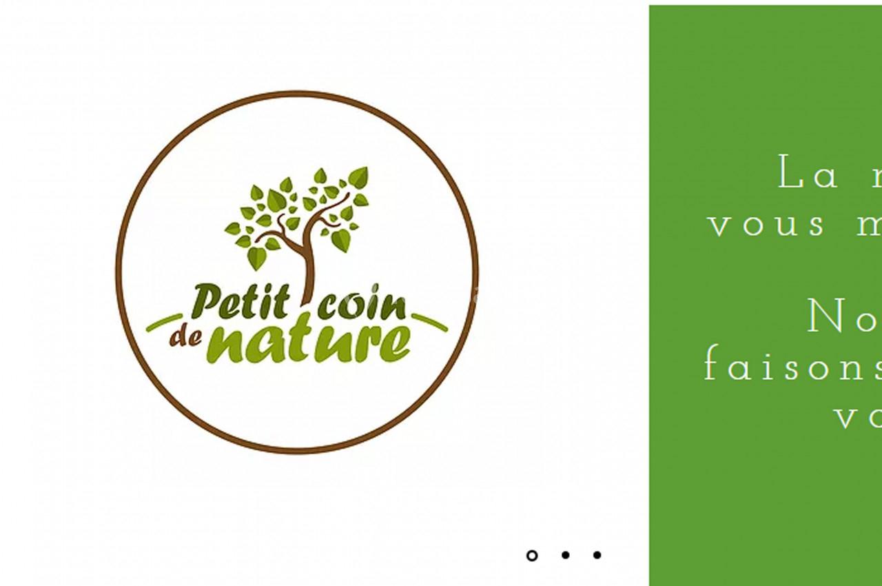 Logo circulaire avec un arbre stylisé et le texte ’Petit coin de nature’ en vert, entouré d'un cercle brun.