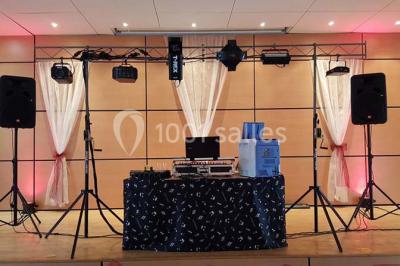 Rivière calme bordée d'arbres hauts et verdoyants, reflétant la lumière du soleil dans un environnement paisible.