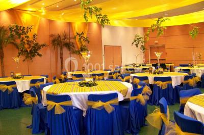 Rivière calme bordée d'arbres hauts et verdoyants, reflétant la lumière du soleil dans un environnement paisible.