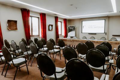 Plan des salles de l'hôtel Van der Valk Waterloo avec dimensions et disposition des espaces.