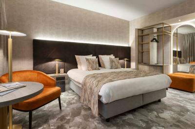 Plan des salles de l'hôtel Van der Valk Waterloo avec dimensions et disposition des espaces.