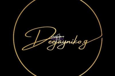 Logo circulaire noir avec un texte doré stylisé ’Deejayniko.g’ au centre, entouré d'un cercle doré.