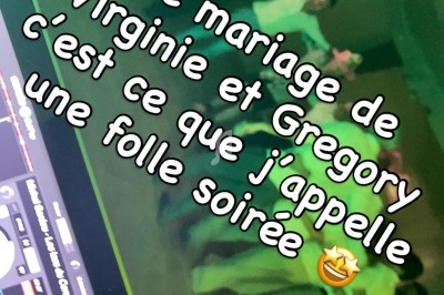 Des invités dansent lors d'une soirée festive, éclairée par des lumières colorées, avec une table de mixage visible au…