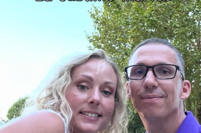 Un homme et une femme sourient devant un ciel bleu et des arbres lors d'un événement en extérieur.