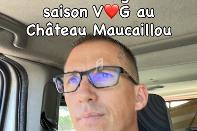 Homme portant des lunettes, assis dans un véhicule, avec un texte superposé mentionnant un mariage au Château Maucaillou.