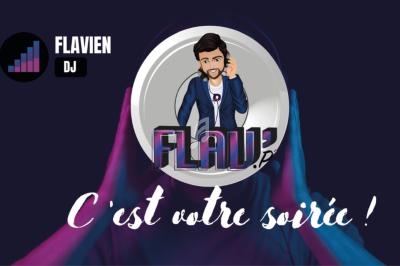 Illustration d'un DJ stylisé avec un casque audio, entouré de texte promotionnel sur un fond sombre.