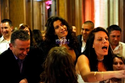 Un groupe de personnes souriantes et animées dans un cadre intérieur chaleureux lors d'un événement festif.