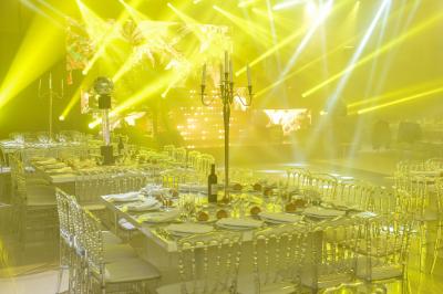 Groupe de personnes souriantes posant ensemble lors d'un événement festif en plein air, portant des t-shirts assortis.