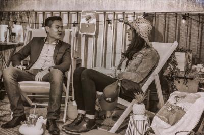 Groupe de personnes souriantes posant ensemble lors d'un événement festif en plein air, portant des t-shirts assortis.