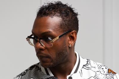 Groupe de personnes souriantes posant ensemble lors d'un événement festif en plein air, portant des t-shirts assortis.