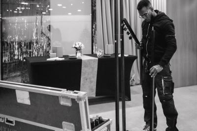 Groupe de personnes souriantes posant ensemble lors d'un événement festif en plein air, portant des t-shirts assortis.