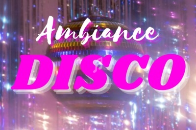 Boule à facettes dorée suspendue, entourée de rideaux scintillants et lumières colorées, avec texte ’Ambiance Disco’.