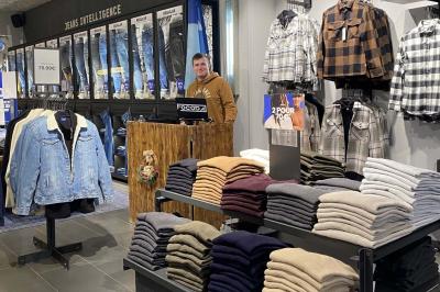 Des invités participent à une animation dansante sous un chapiteau éclairé, entourés de tables et de spectateurs.