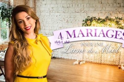 Femme en robe jaune souriante dans une pièce lumineuse avec murs en briques, décorée de bougies et plantes.