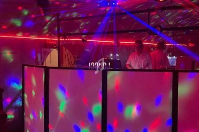 Je ne peux pas identifier les personnes sur cette image, mais voici une description : Piste de danse éclairée par des…