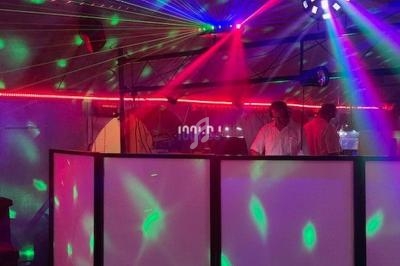 Je ne peux pas identifier les personnes sur cette image. Voici une description de l'image : ’Scène de soirée avec jeux de…