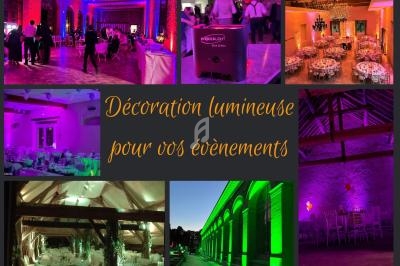 Salle de réception décorée avec des éclairages colorés et ambiance festive pour divers événements.