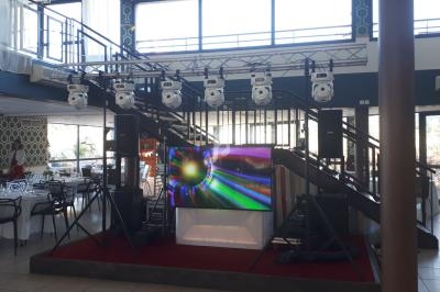 Installation de matériel audiovisuel avec projecteurs, écran et enceintes dans une salle de réception.