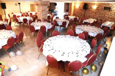 Allée bordée de pelouse et d'arbres taillés, sous un ciel dégagé dans un jardin verdoyant.