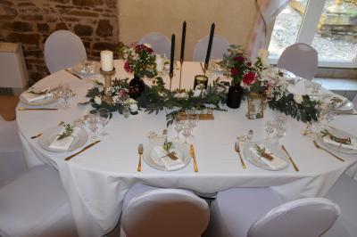 Allée bordée de pelouse et d'arbres taillés, sous un ciel dégagé dans un jardin verdoyant.