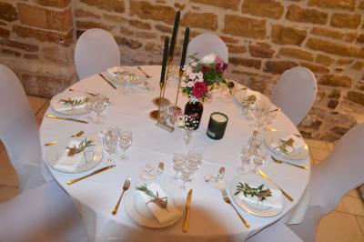 Allée bordée de pelouse et d'arbres taillés, sous un ciel dégagé dans un jardin verdoyant.