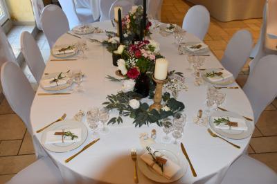 Allée bordée de pelouse et d'arbres taillés, sous un ciel dégagé dans un jardin verdoyant.