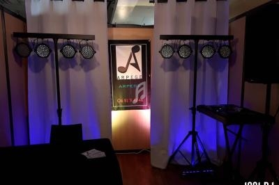 Deux rampes d'éclairage LED coloré encadrent un panneau publicitaire dans une salle sombre.