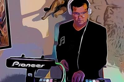 Un DJ mixant de la musique avec un équipement Pioneer dans un environnement artistique.