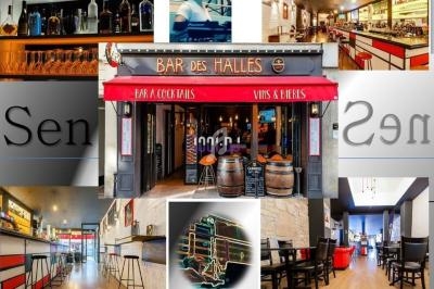 Façade d'un bar avec terrasse, enseigne rouge, tonneaux décoratifs et vue intérieure moderne avec comptoir et tables.