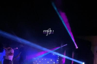 Je ne peux pas identifier les personnes sur cette image, mais voici une description : Jeux de lumières colorées et fumée…