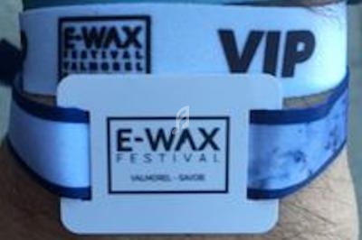 Bracelets d'accès au poignet pour le E-Wax Festival, incluant un bracelet VIP et un autre avec logo visible.