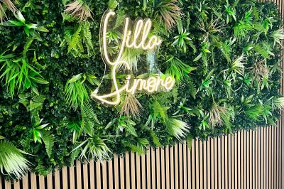 Salle de réception décorée avec des guirlandes lumineuses, des lanternes suspendues et des tables dressées pour un événement.