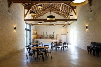 Façade d'un château avec une tour centrale et des fenêtres, entouré de végétation.