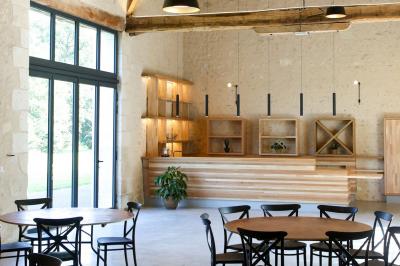 Façade d'un château avec une tour centrale et des fenêtres, entouré de végétation.