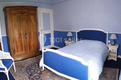 Miniature Location salle Saint-Paterne-Racan (Indre-et-Loire) - Domaine de la Fougeraie #14 Table dressée pour un repas festif dans une salle lumineuse, avec chaises décorées de nœuds rouges et vaisselle élégante.