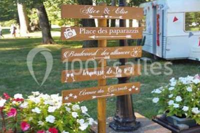 Miniature Location salle Saint-Paterne-Racan (Indre-et-Loire) - Domaine de la Fougeraie #7 Table dressée pour un repas festif dans une salle lumineuse, avec chaises décorées de nœuds rouges et vaisselle élégante.