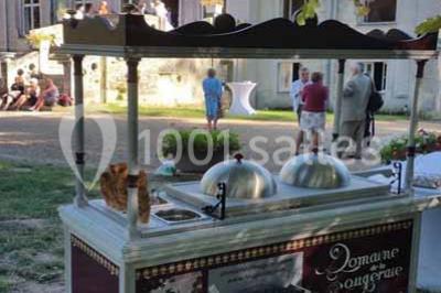 Miniature Location salle Saint-Paterne-Racan (Indre-et-Loire) - Domaine de la Fougeraie #13 Table dressée pour un repas festif dans une salle lumineuse, avec chaises décorées de nœuds rouges et vaisselle élégante.