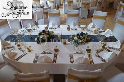 Miniature Location salle Saint-Paterne-Racan (Indre-et-Loire) - Domaine de la Fougeraie #8 Table dressée pour un repas festif dans une salle lumineuse, avec chaises décorées de nœuds rouges et vaisselle élégante.