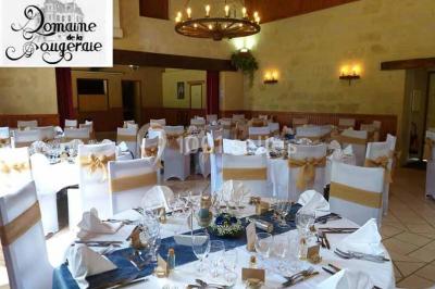 Miniature Location salle Saint-Paterne-Racan (Indre-et-Loire) - Domaine de la Fougeraie #4 Table dressée pour un repas festif dans une salle lumineuse, avec chaises décorées de nœuds rouges et vaisselle élégante.