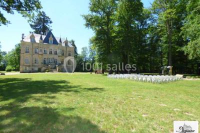 Miniature Location salle Saint-Paterne-Racan (Indre-et-Loire) - Domaine de la Fougeraie #2 Table dressée pour un repas festif dans une salle lumineuse, avec chaises décorées de nœuds rouges et vaisselle élégante.