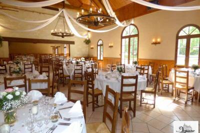 Miniature Location salle Saint-Paterne-Racan (Indre-et-Loire) - Domaine de la Fougeraie #9 Table dressée pour un repas festif dans une salle lumineuse, avec chaises décorées de nœuds rouges et vaisselle élégante.