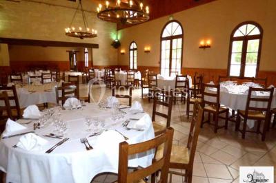 Miniature Location salle Saint-Paterne-Racan (Indre-et-Loire) - Domaine de la Fougeraie #10 Table dressée pour un repas festif dans une salle lumineuse, avec chaises décorées de nœuds rouges et vaisselle élégante.